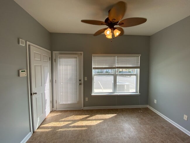 Building Photo - Beautiful Townhome located in the Cedar Mill Complex!