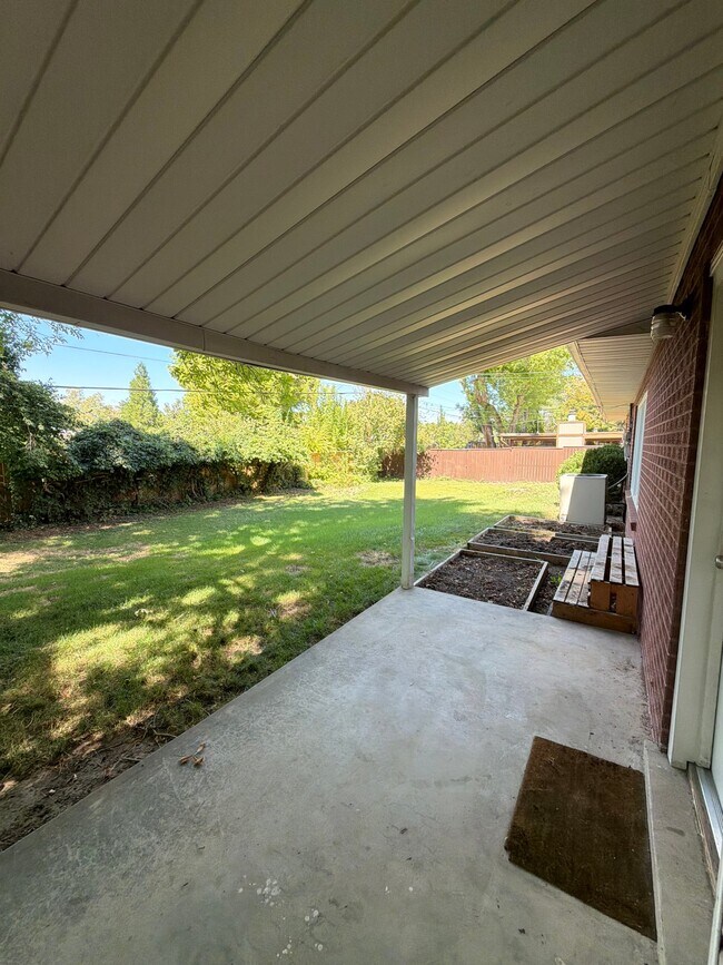 Building Photo - 5532 Woodcrest Dr