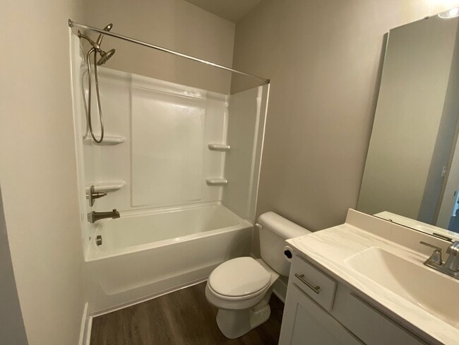 Building Photo - 5 bedrooms 3 bathroom Smart Home