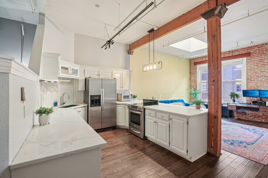 Building Photo - 308 W 8th St