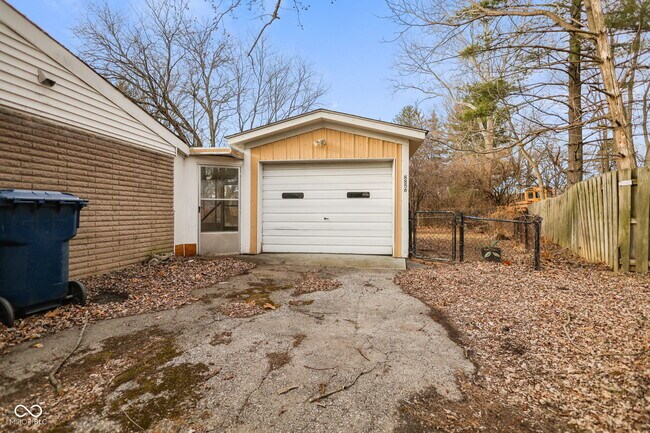 Building Photo - 8856 Moll Dr