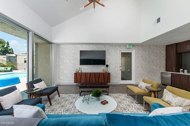 Building Photo - 8517 Paradise Valley Rd