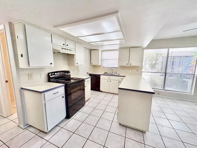 Building Photo - 601 Free Rein