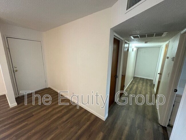 Building Photo - 690 W North Way