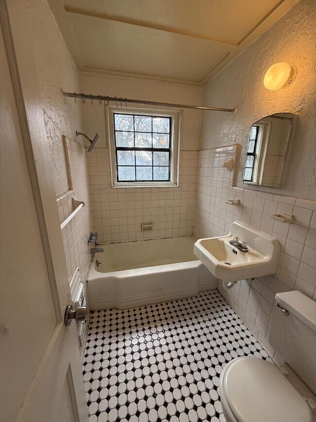 Building Photo - 2 Bed 1 Bath Duplex For Lease NOW!