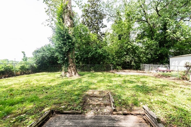 Building Photo - Amazing 3 Bedroom 1 Bathroom Home