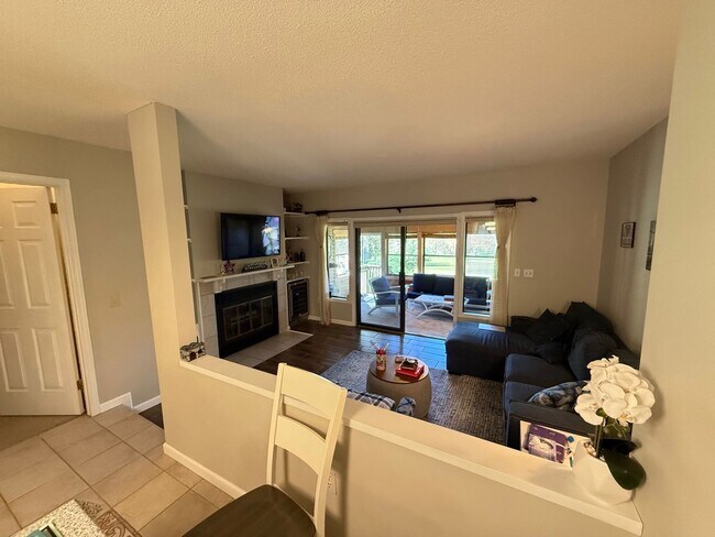Building Photo - Farmington Woods Professional Townhouse Condo