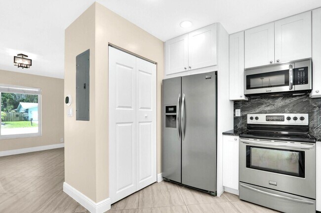 Building Photo - 105 Palamino Cir