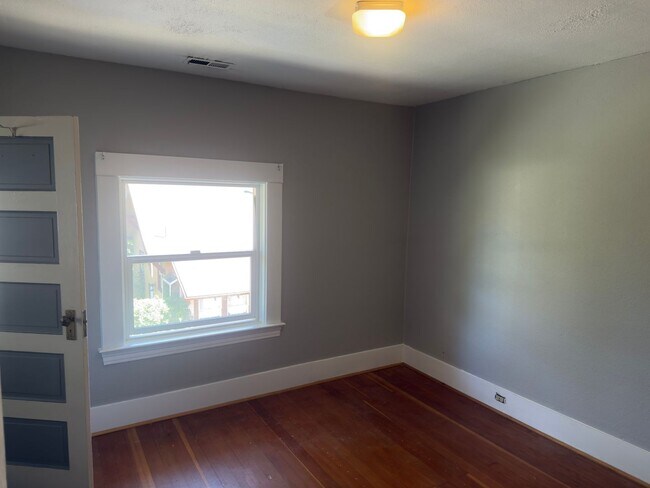 Building Photo - Bright and Spacious