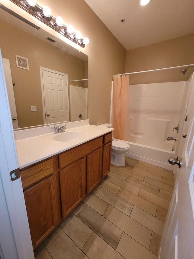 Building Photo - Elk Grove Condo