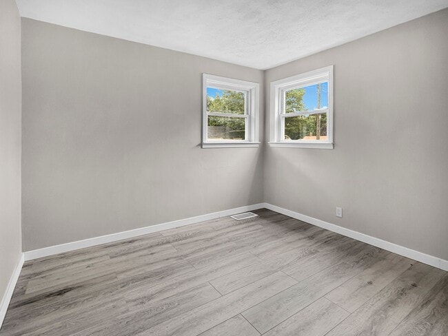 Building Photo - 2100 Dawson Ave NE
