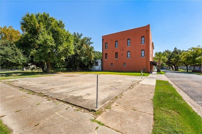 Building Photo - 558 St Francis St