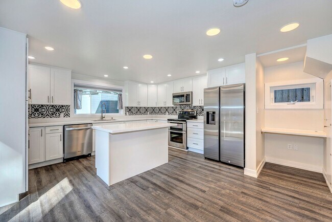 Building Photo - 2 bed, 1.5 bath in Seattle