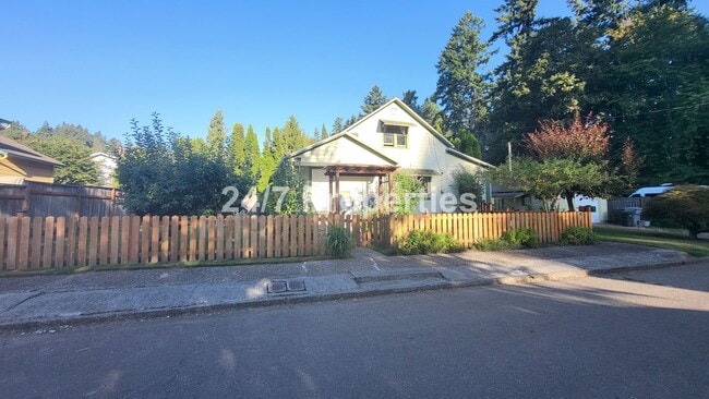 Building Photo - Charming 2 BD | 1 BA West Linn Cottage - R...
