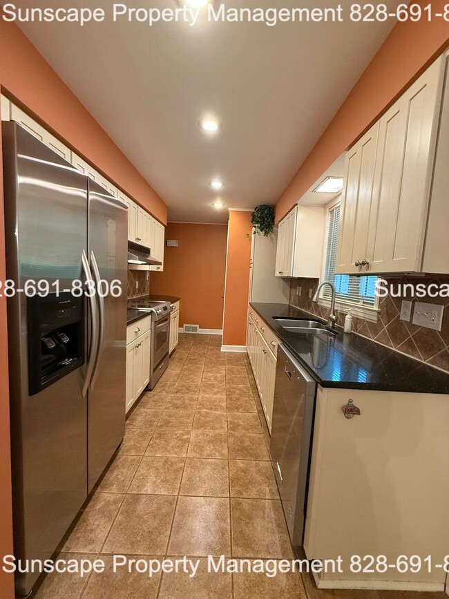 Building Photo - Spacious home in Fairview NC