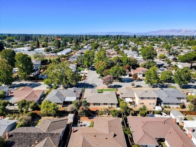 Building Photo - 4 Bedroom Home in Strawberry Park Stunner