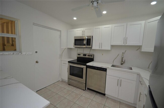 Building Photo - 7440 Miami Lakes Dr