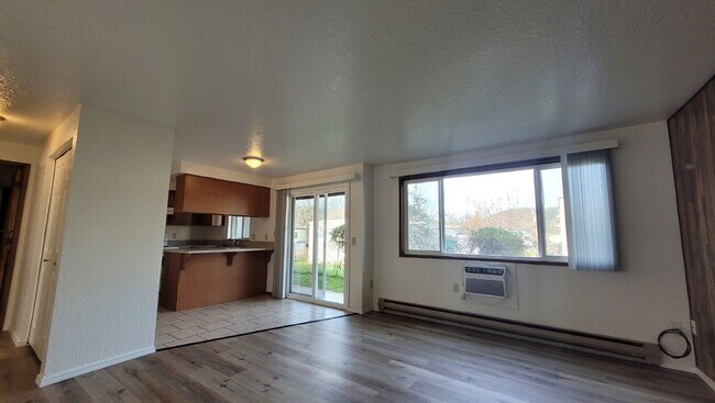 Building Photo - 146 NE Atkinson Ct