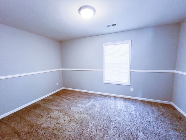 Building Photo - 2 Bedroom 1.5 Bath Townhome