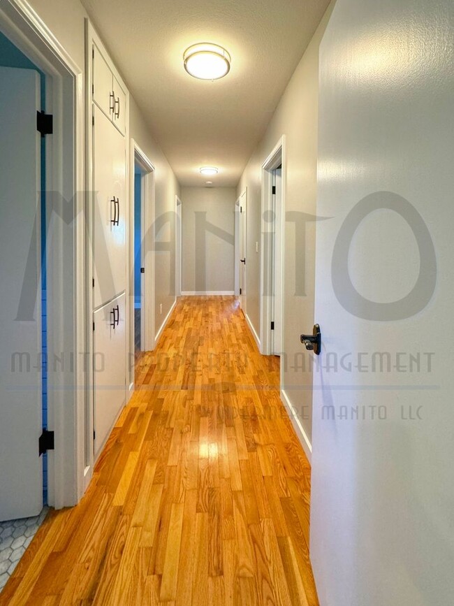 Building Photo - Sprawling South Hill Rancher on Park-like ...