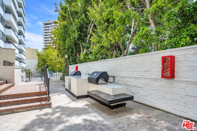 Building Photo - 10535 Wilshire Blvd