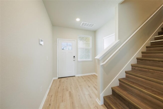 Building Photo - 521 Otto Ave