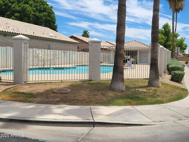 Building Photo - 4909 W Behrend Dr