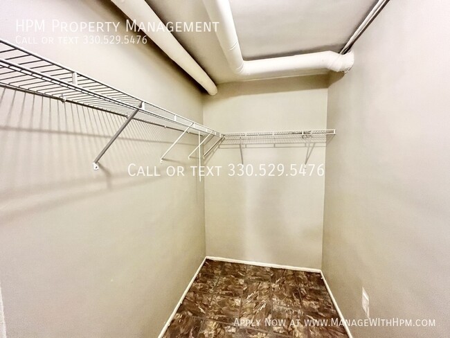 Building Photo - Spacious Three-Bedroom Apartment for Rent