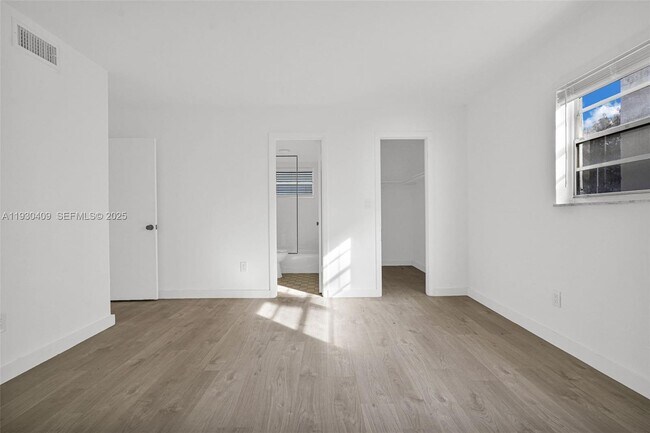 Building Photo - 8295 NE Miami Ct