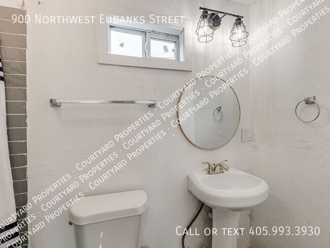 Building Photo - 900 NW Eubanks St