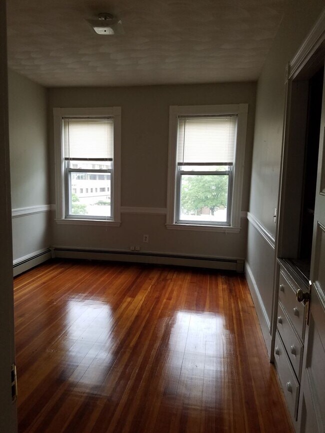 Building Photo - Large 2 Bedroom Plus an Office in Brooklin...