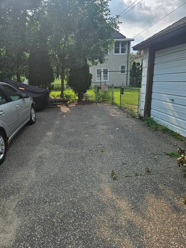 Building Photo - 1331 6th St NE