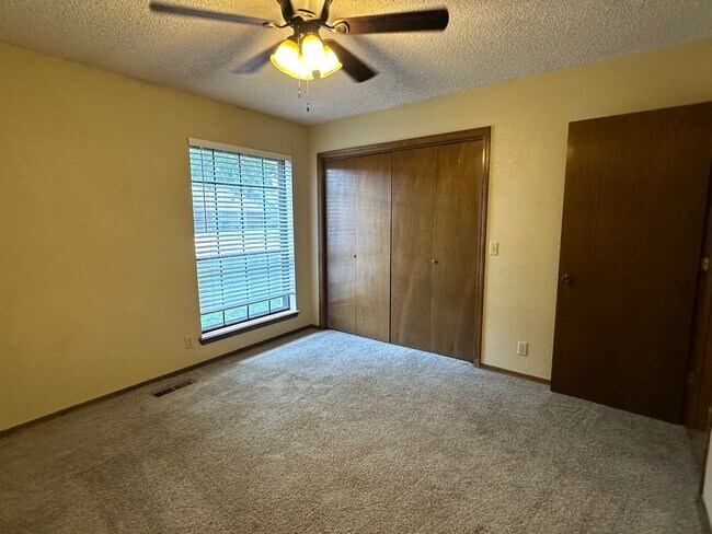 Building Photo - Large single story 4 bedroom