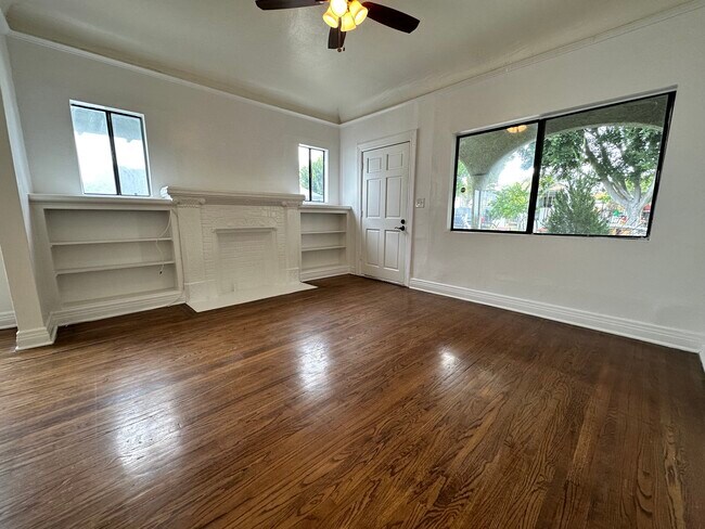 Building Photo - 1053 Dundas St