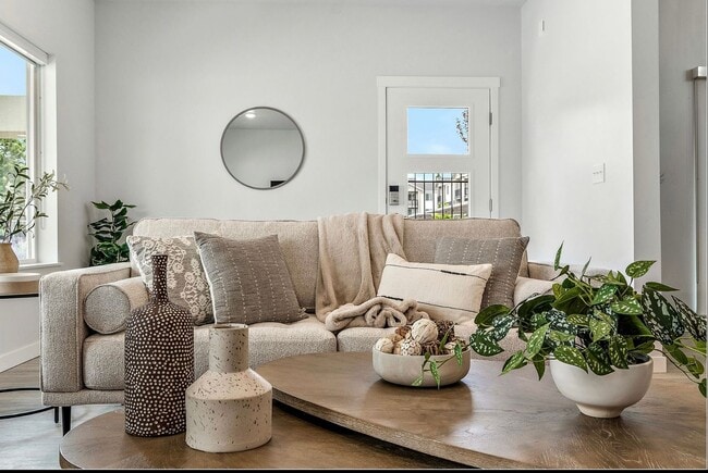 Building Photo - Boise 3 Bed 2.5 Bath 2 Car Garage Townhome AVAILABLE NOW!  $500 RENT CREDIT AT MOVE IN!