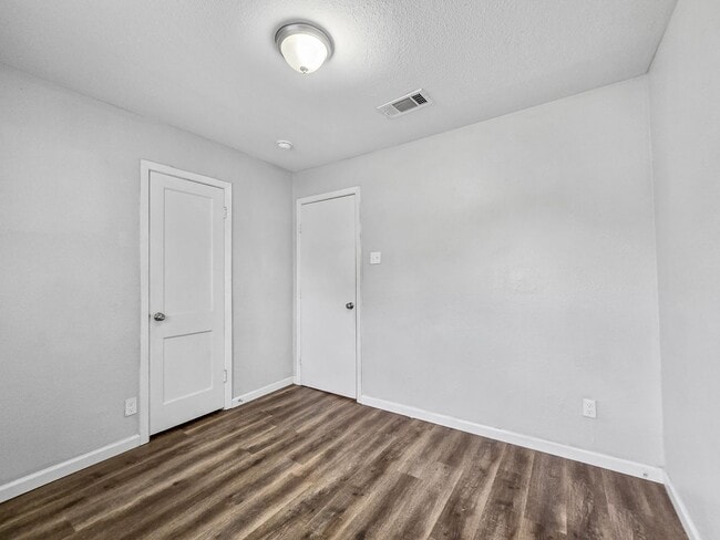 Building Photo - 3 BR/1BA | Updated Single Family Home | 1-Car Covered Parking | Gated backyard !
