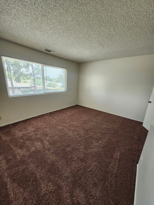 Building Photo - Two-Story condo in Ontario