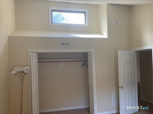 Building Photo - 18 Greenbriar Dr