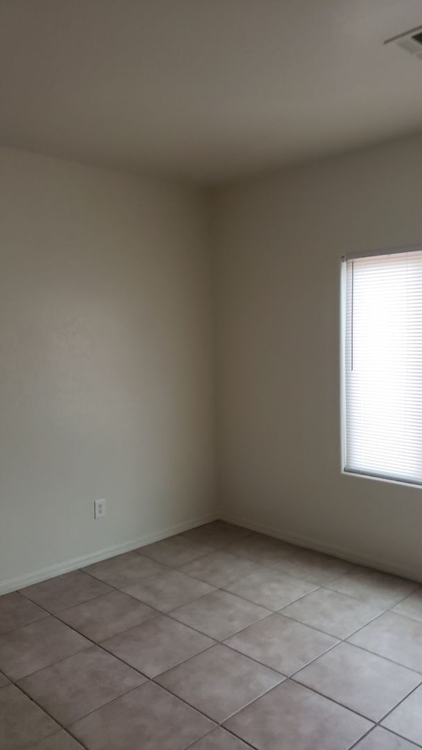 Building Photo - Spacious floorplan