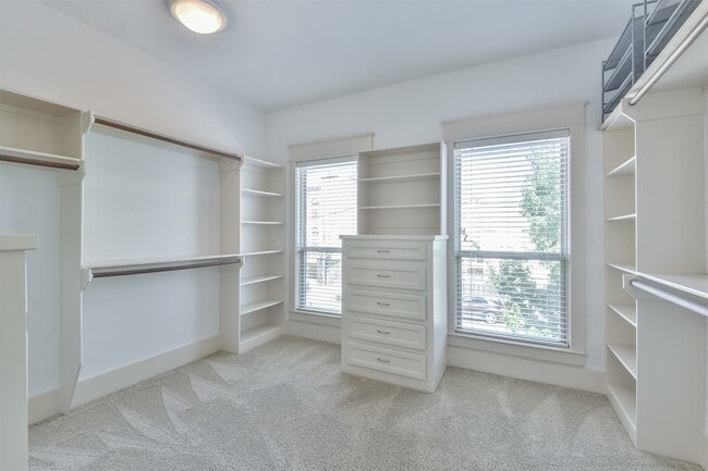 Building Photo - 1030 W 16th St