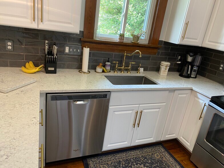 Completely renovated kitchen - 1505 Russell St