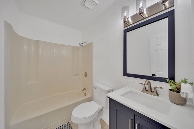 2nd Bath - 2nd floor - 916 Starling Dr