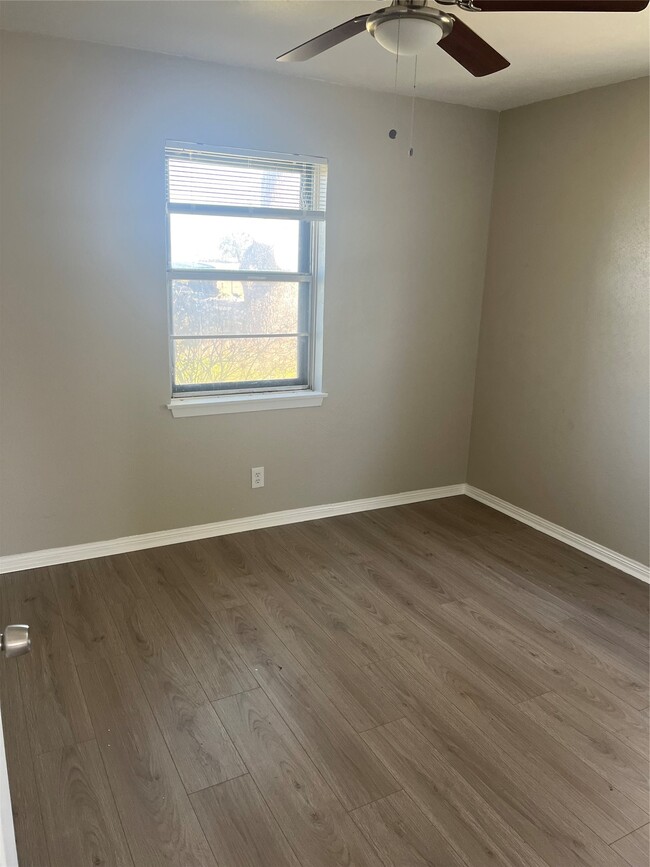 Building Photo - 402 Thompson Dr