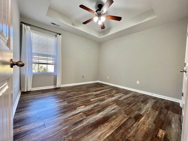 Building Photo - 4 Bed, 3 Bath w/ 2 Car Garage and Fenced Backyard