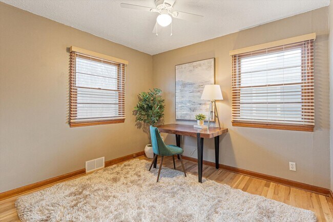 Building Photo - Gorgeous 2 bedroom 1 bathroom house!