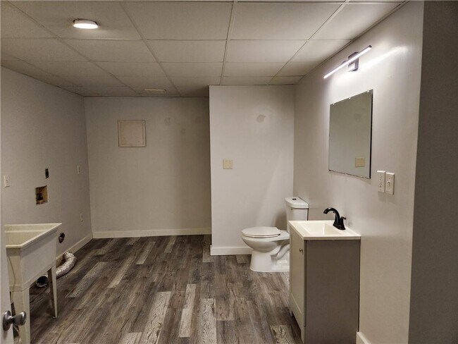 Basement full bath - 922 Sweetwater Way