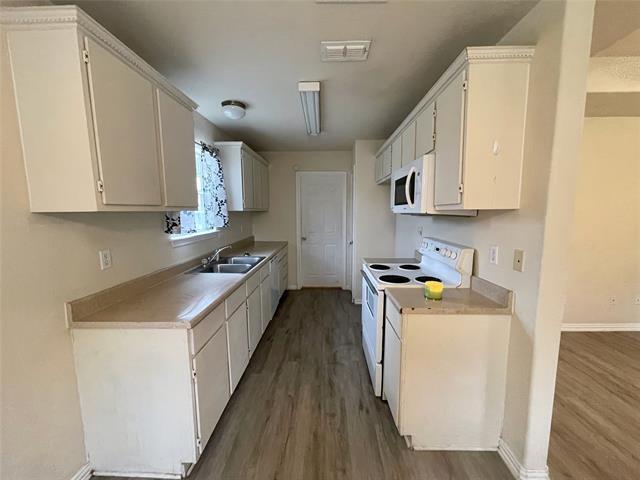 Building Photo - 801 Trinity St