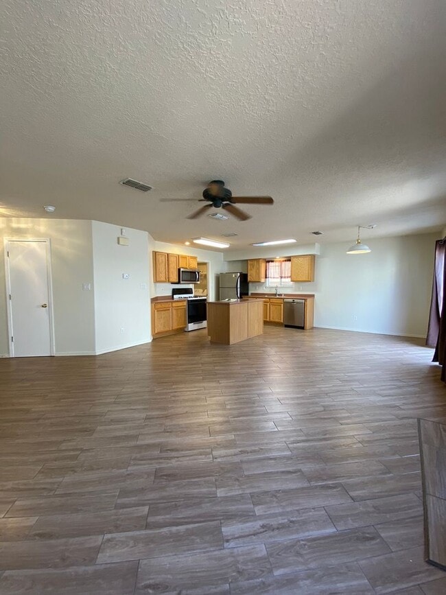 Building Photo - 3 bed 2.5 bath