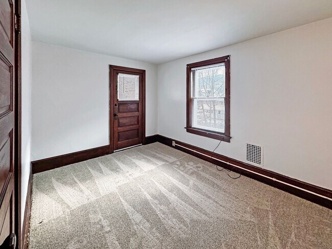 Building Photo - 323-325 Percy St