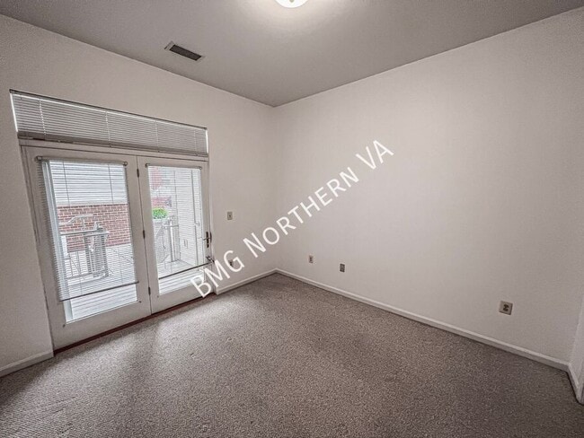 Building Photo - 309 Holland Ln